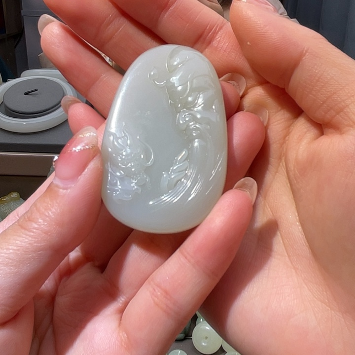 虎***娴和田玉未镶嵌颈饰