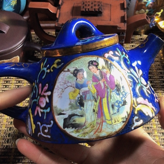 紫砂茶壶原矿泥料手工制作的紫砂壶。