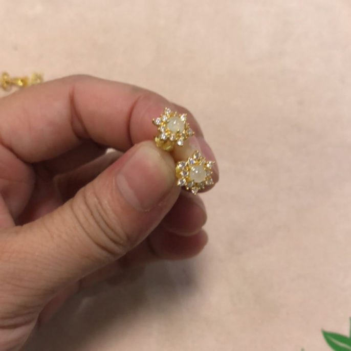 缅甸翡翠玉。S 92 5银镶嵌。耳钉