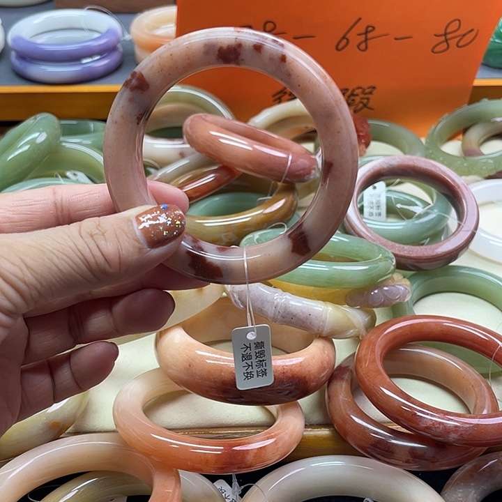 未镶嵌手镯石英质玉张****?