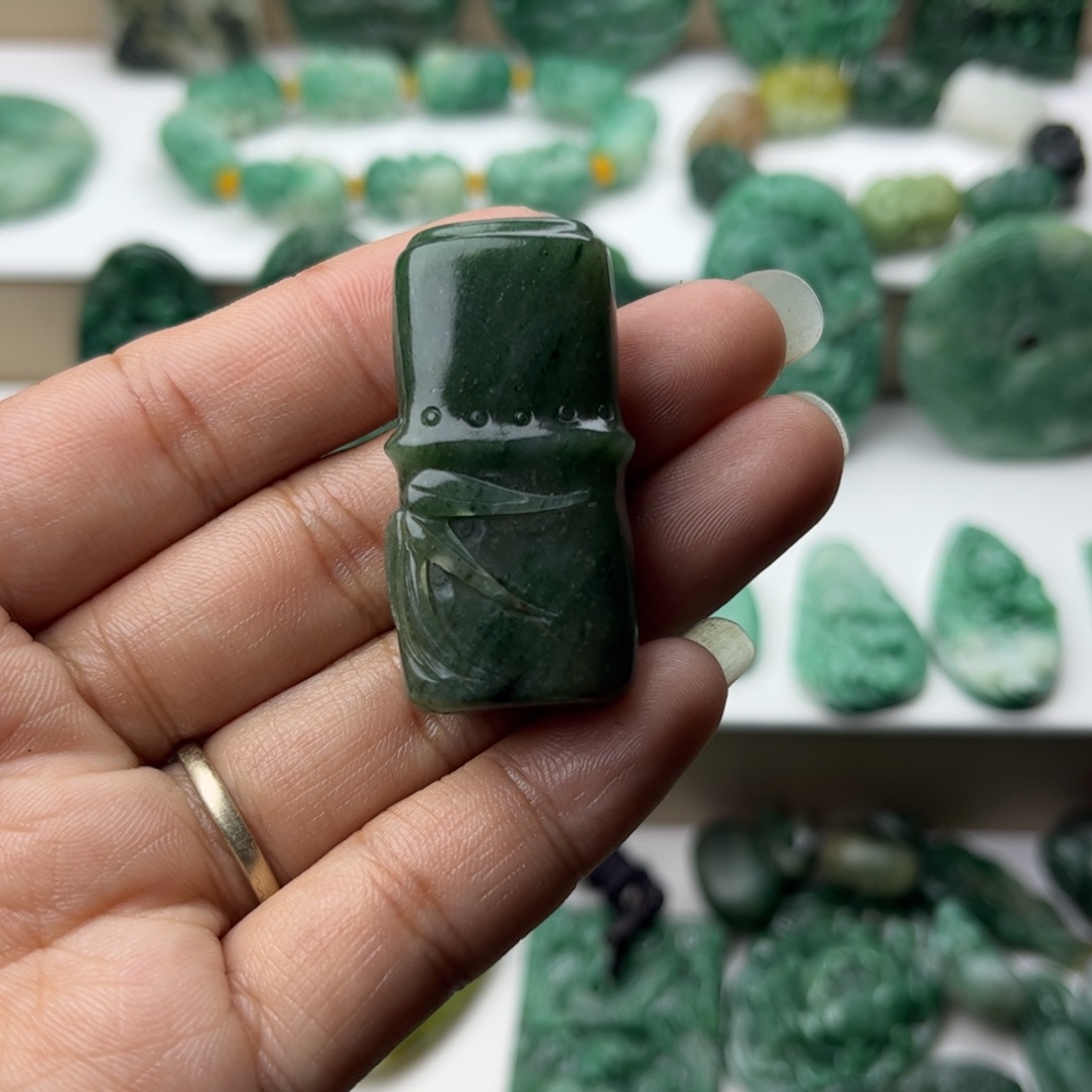 独山玉未镶嵌挂件