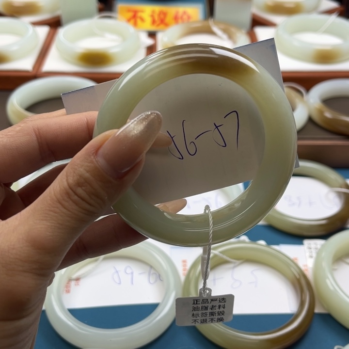 和田玉手镯未镶嵌