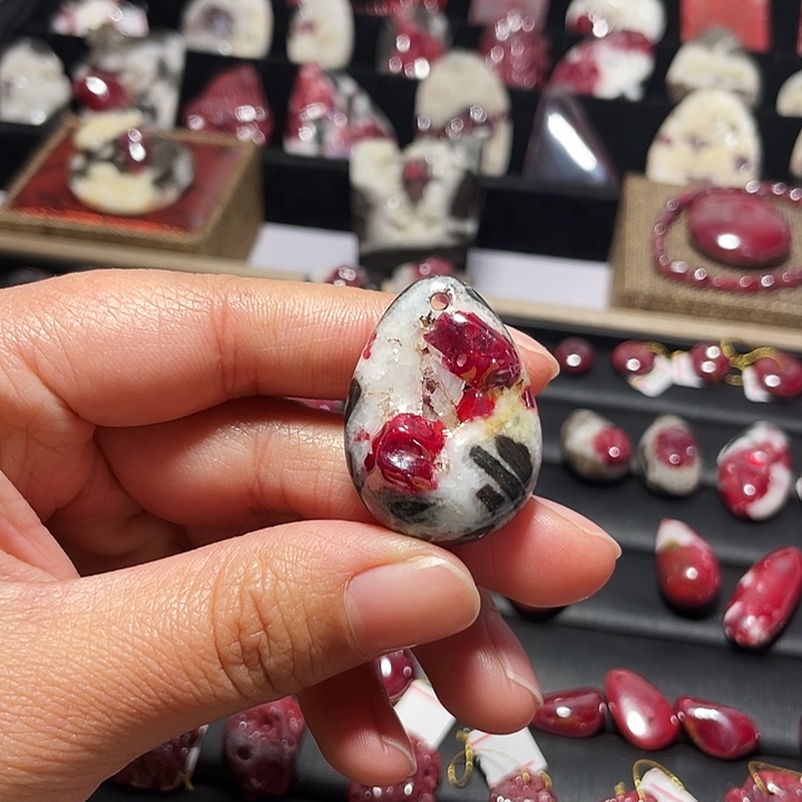 天然辰砂原石晶体吊坠