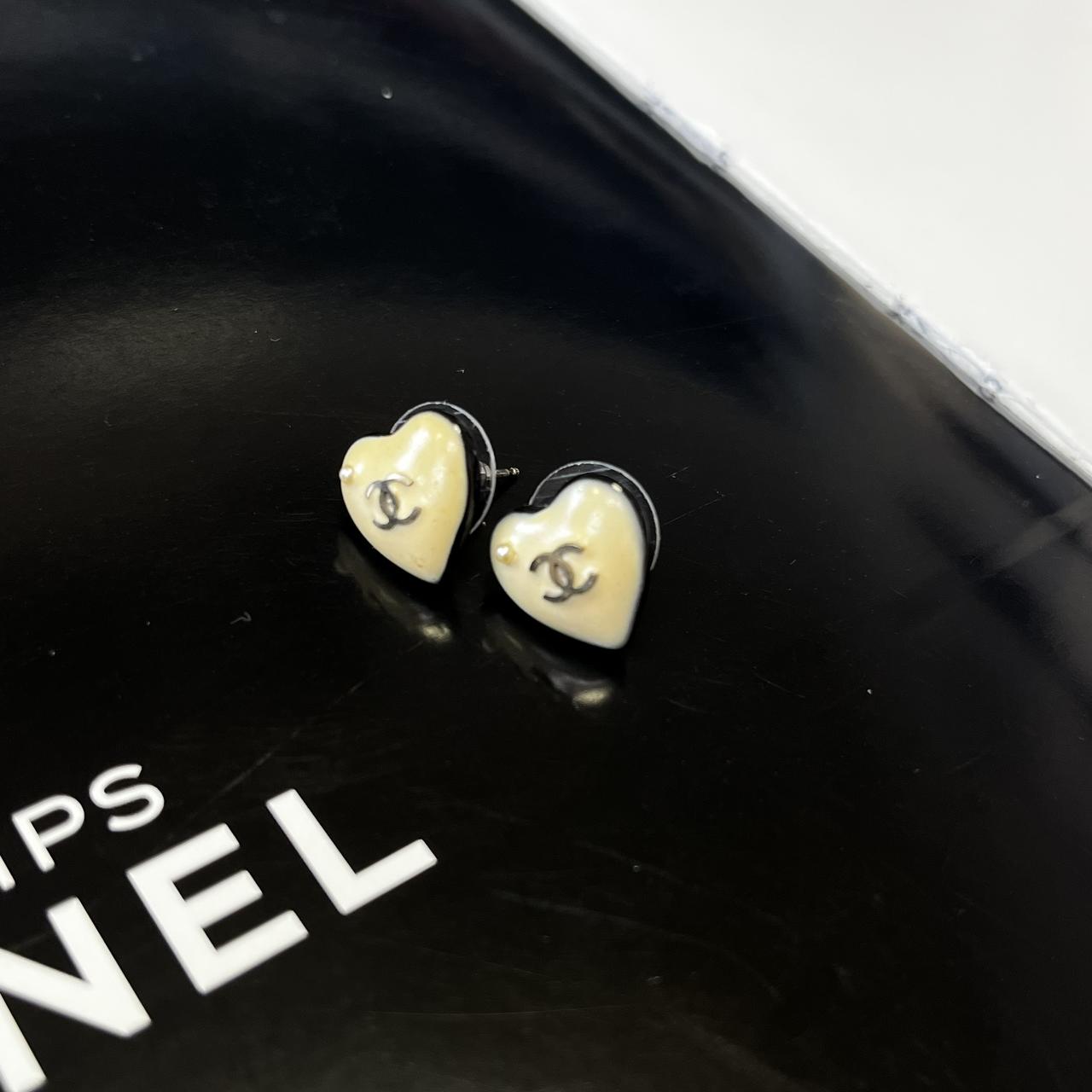 Chanel黑白爱心珍珠耳钉