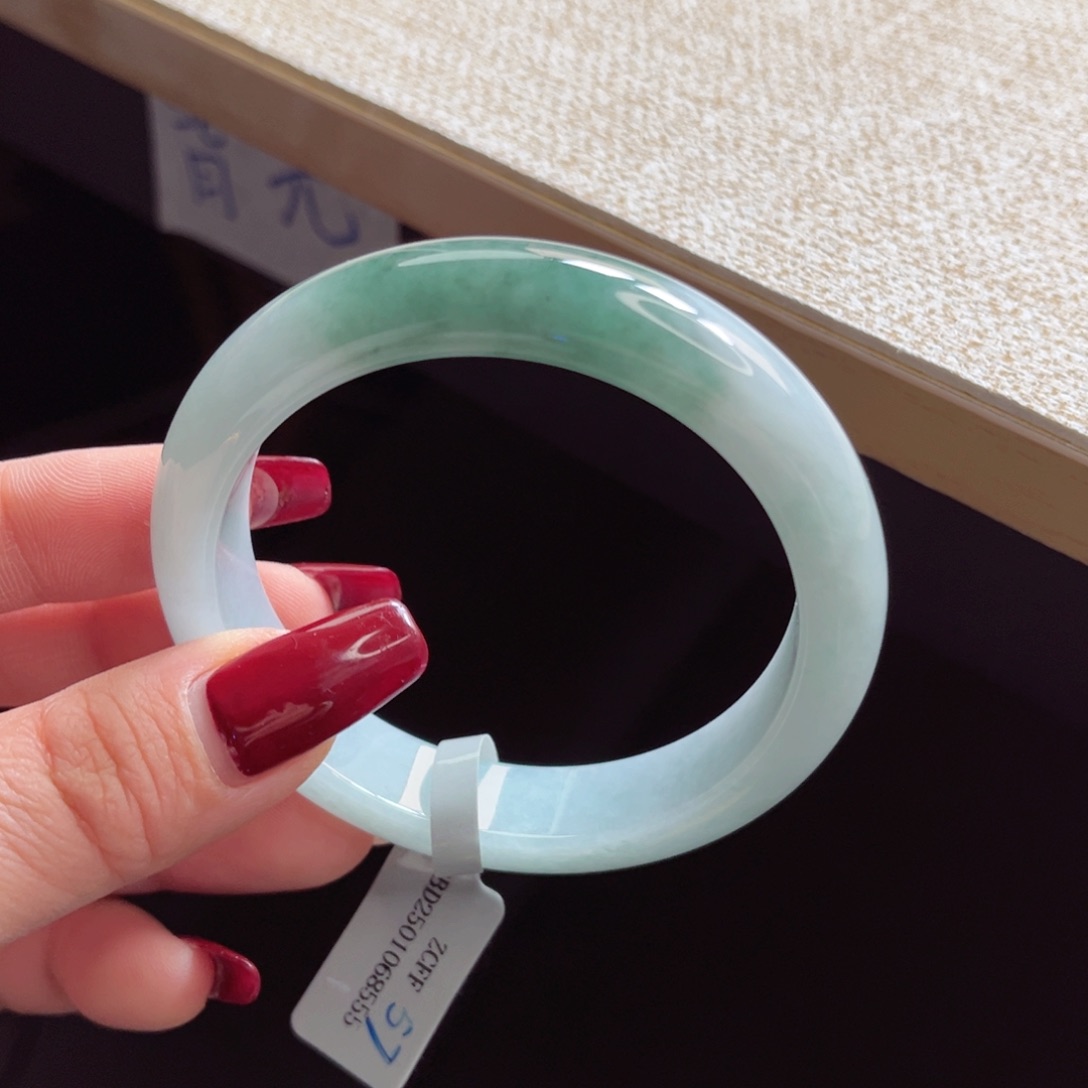 翡翠手镯未镶嵌手镯