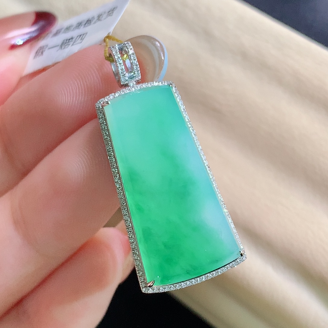 翡翠18K金镶嵌颈饰无事牌