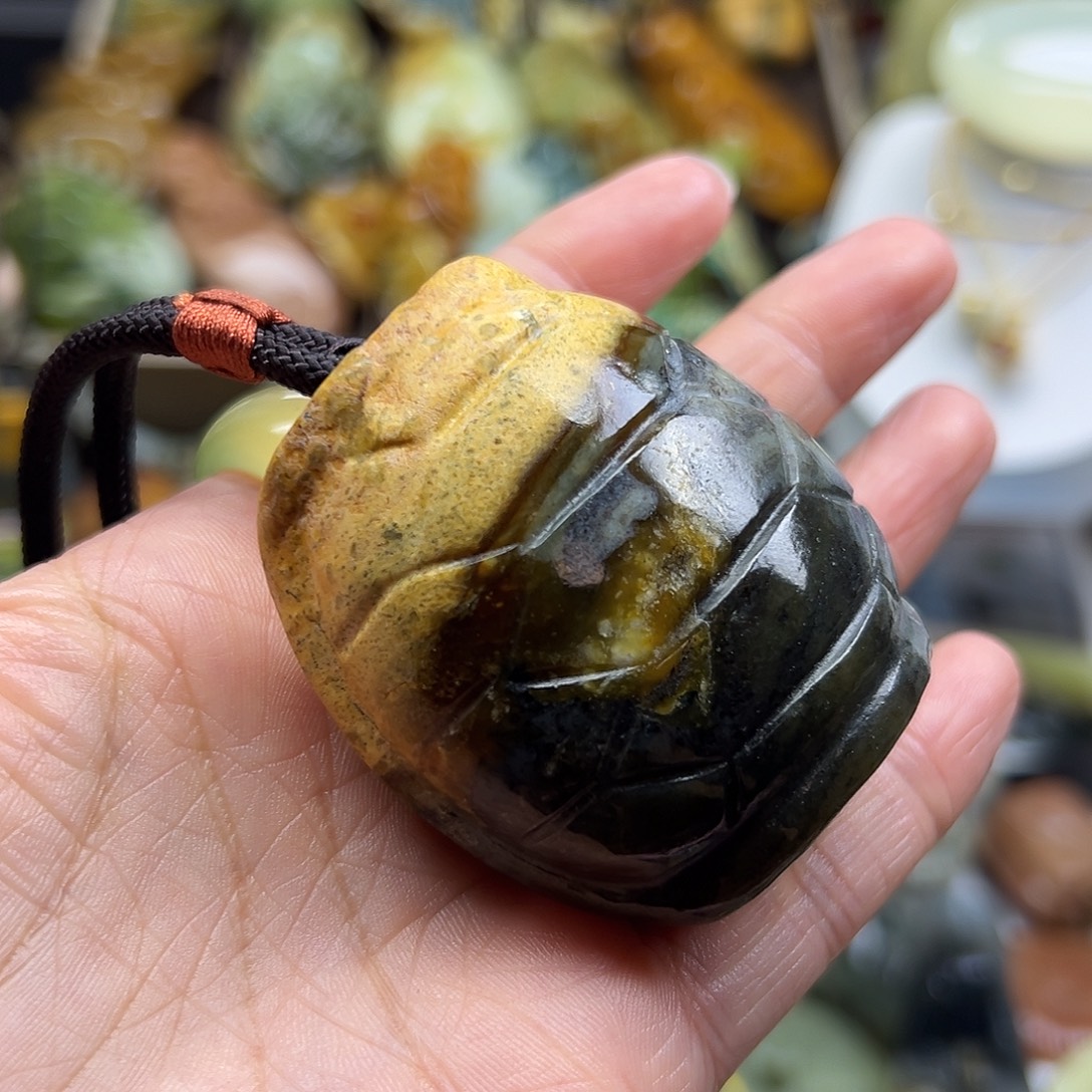 岫岩河磨玉（透闪石质玉）未镶嵌颈饰河磨玉富甲手玩