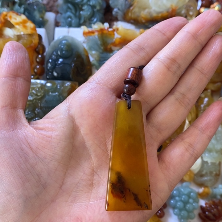 蛇纹石玉未镶嵌颈饰