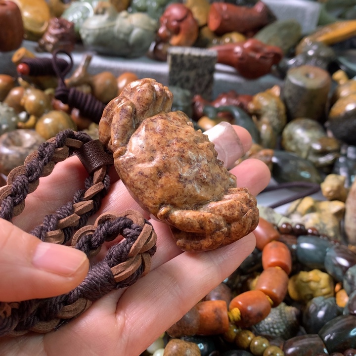 未镶嵌岫岩河磨玉（透闪石质玉）把件