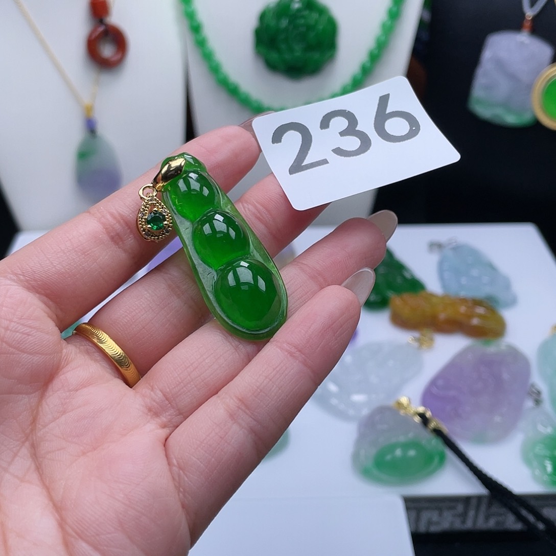 翡翠吊坠(赠链)未镶嵌