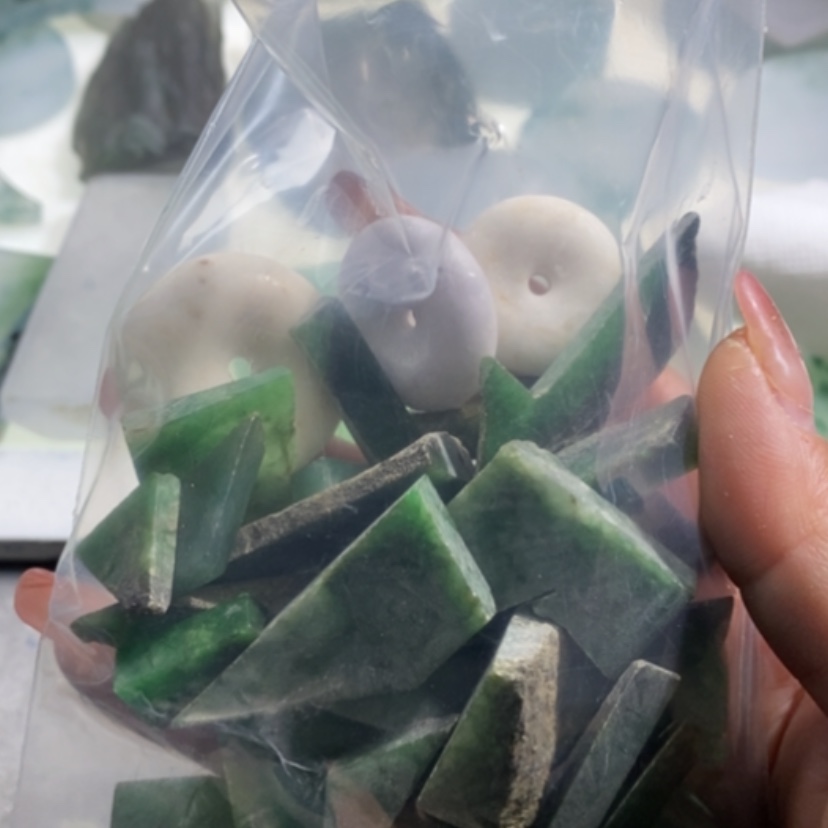 【闪购商品】翡翠挂件未镶嵌金*粱