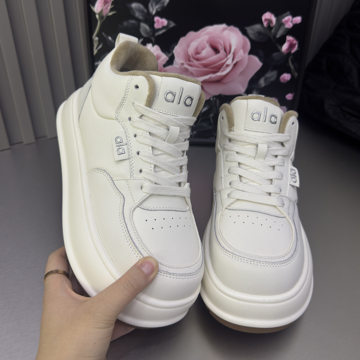 高帮小白鞋加绒厚底系带百搭冬季保暖舒适休闲板鞋子女