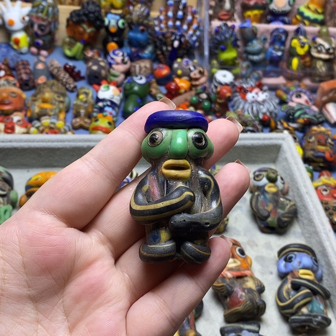 颈饰琉璃偷偷摸摸