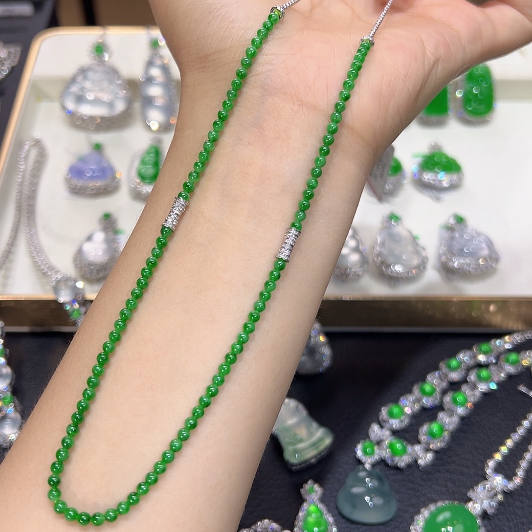 翡翠18K金镶嵌颈饰