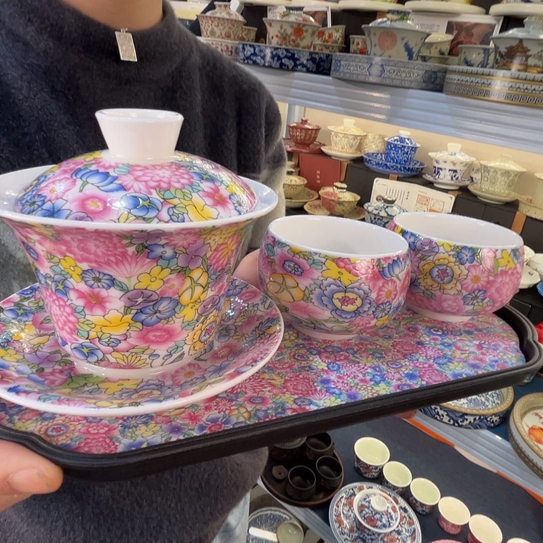 这些盖碗很漂亮！！！