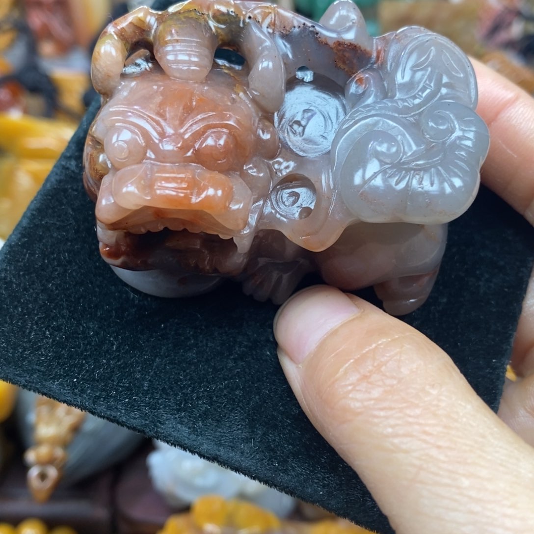 未镶嵌石英质玉（黄龙玉）颈饰