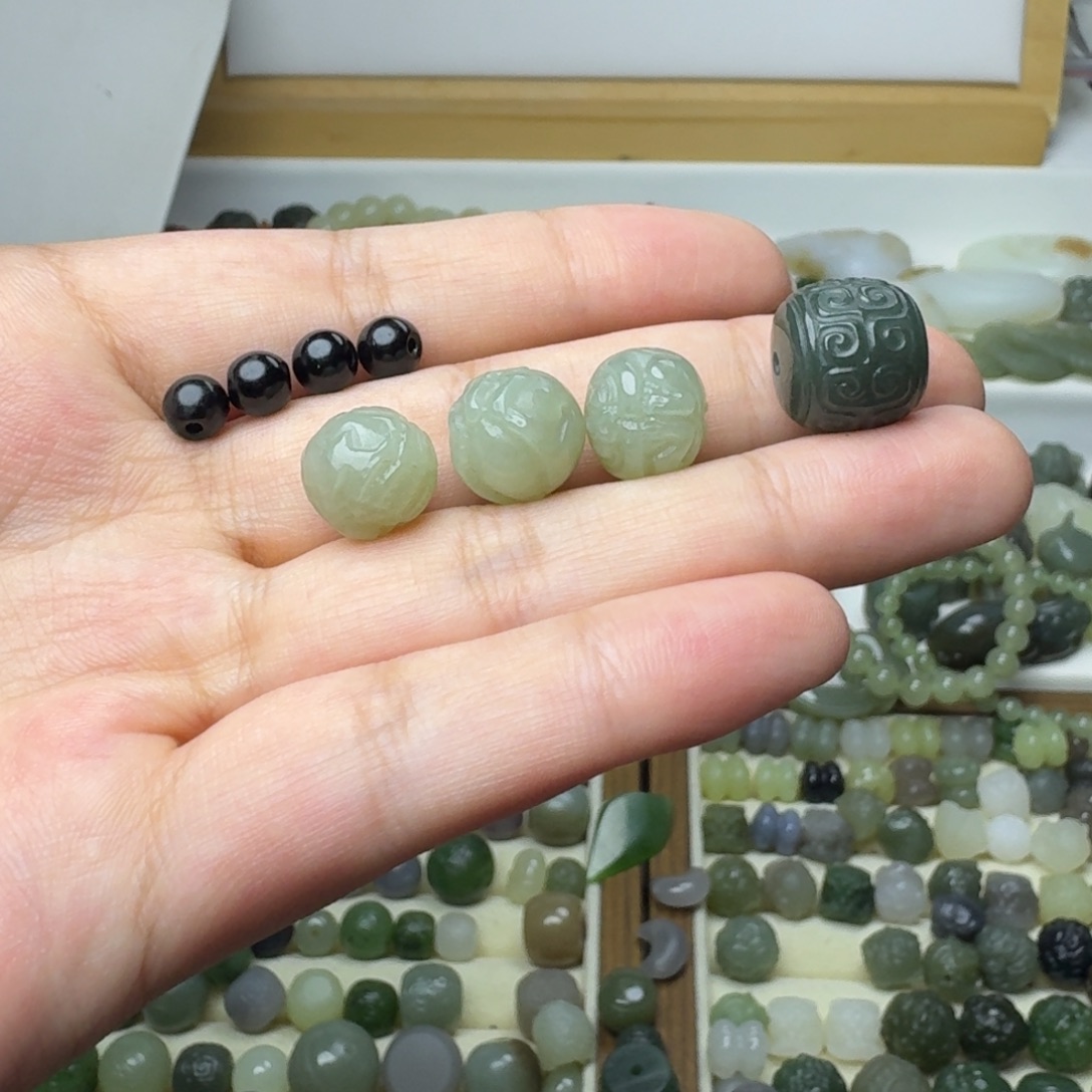 飞***练和田玉未镶嵌珠宝半成品和田玉墨绿生肖鼠猴龙12mm