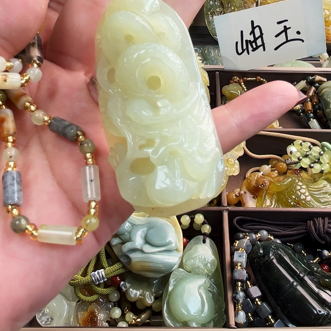 蛇纹石玉颈饰未镶嵌