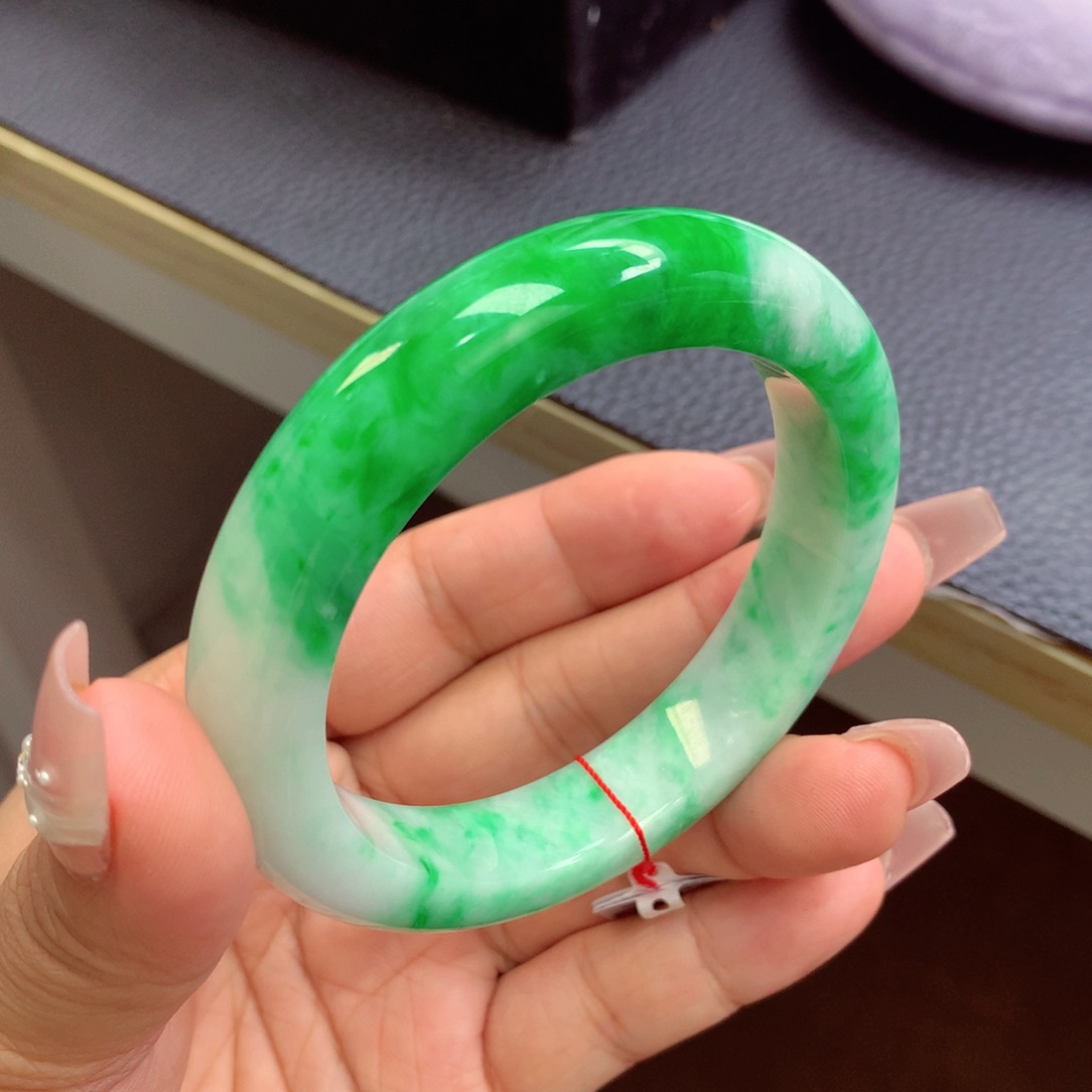 翡翠手镯未镶嵌缅甸