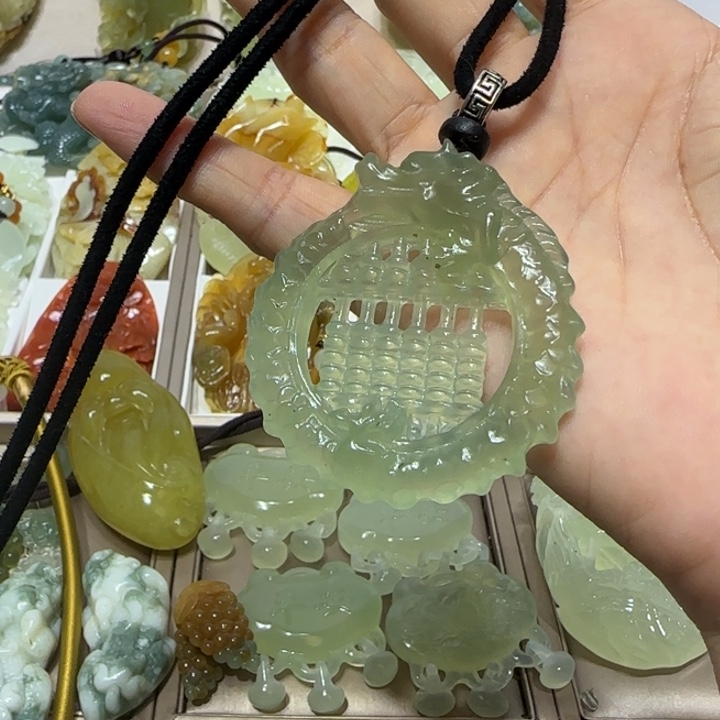 蛇纹石玉吊坠未镶嵌