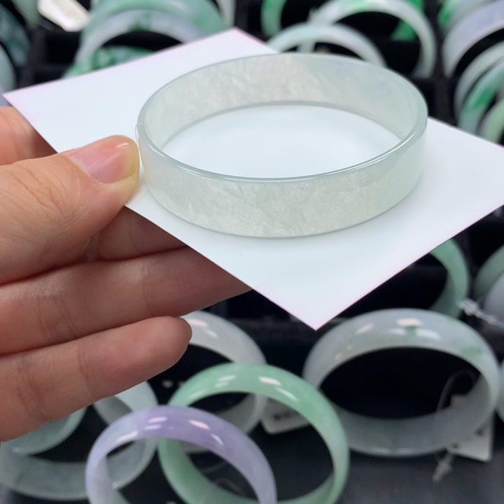 翡翠手镯未镶嵌翡翠