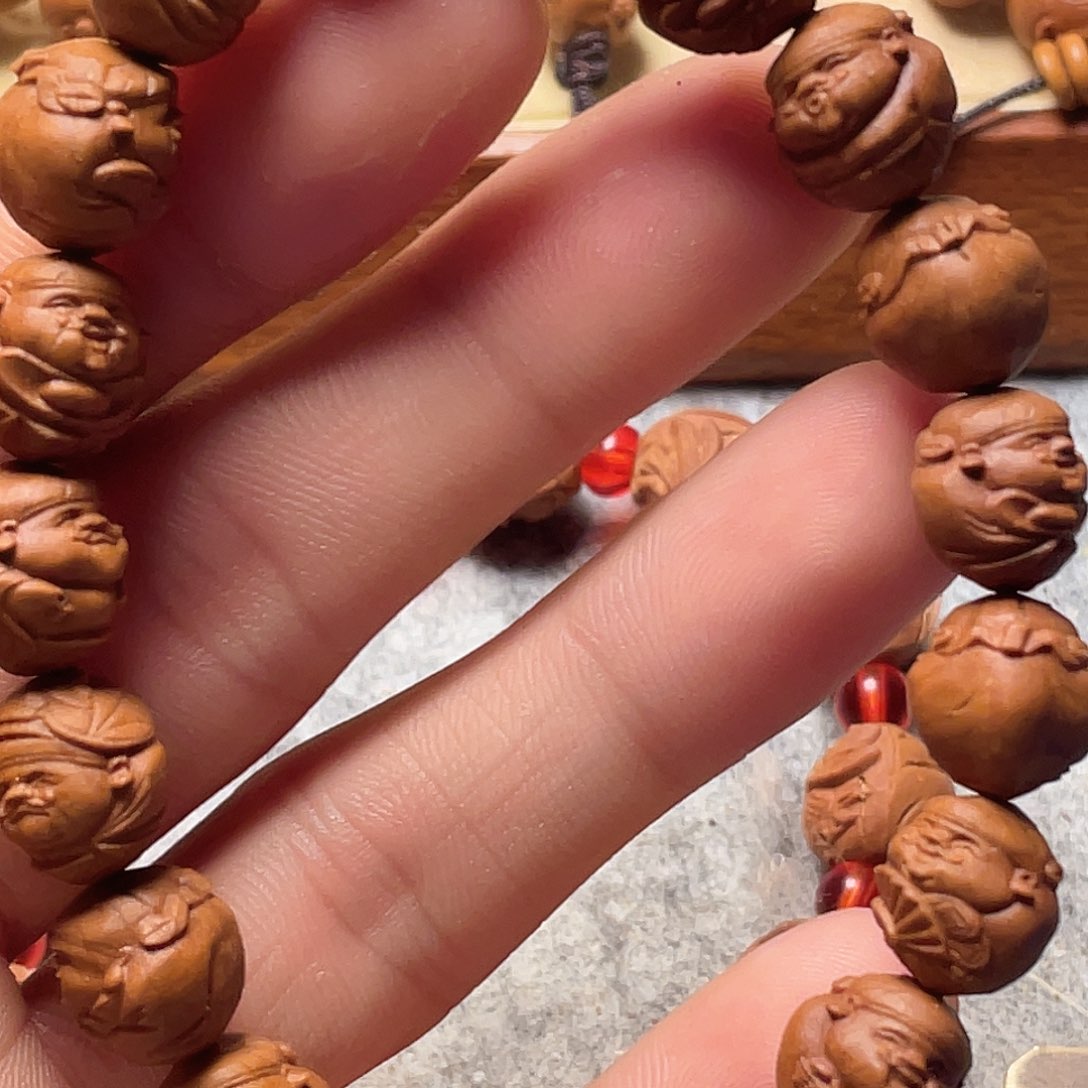 工**装龙纹桃核雕刻财神