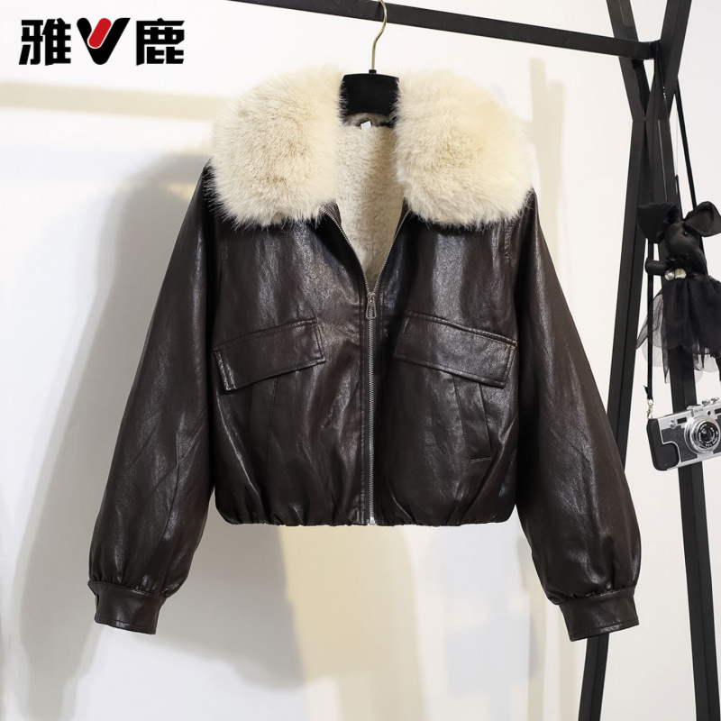 雅鹿皮衣女2025超火新款冬季款高级感小个子加绒毛领pu外套
