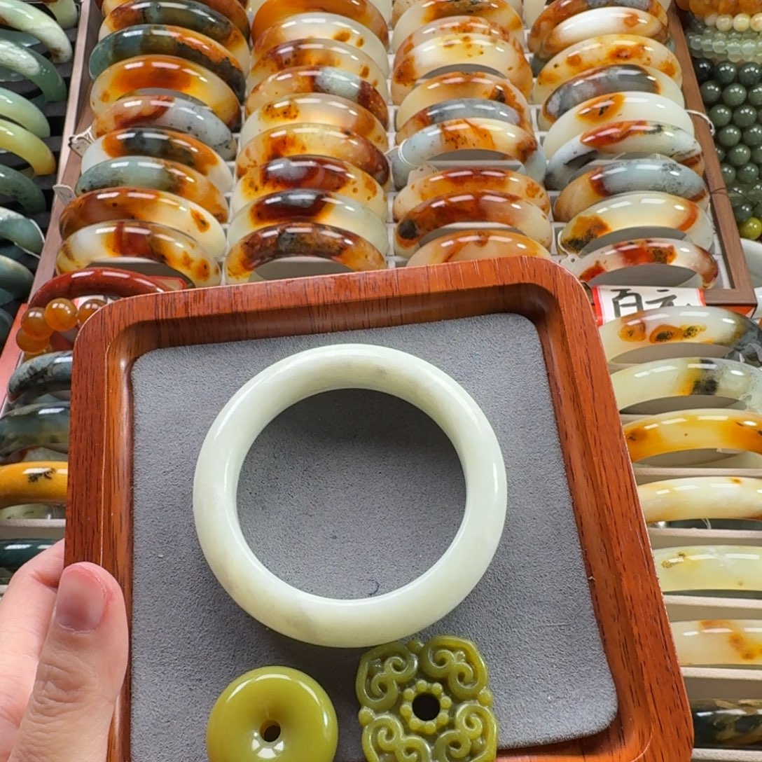 爱***鱼蛇纹石玉未镶嵌手镯