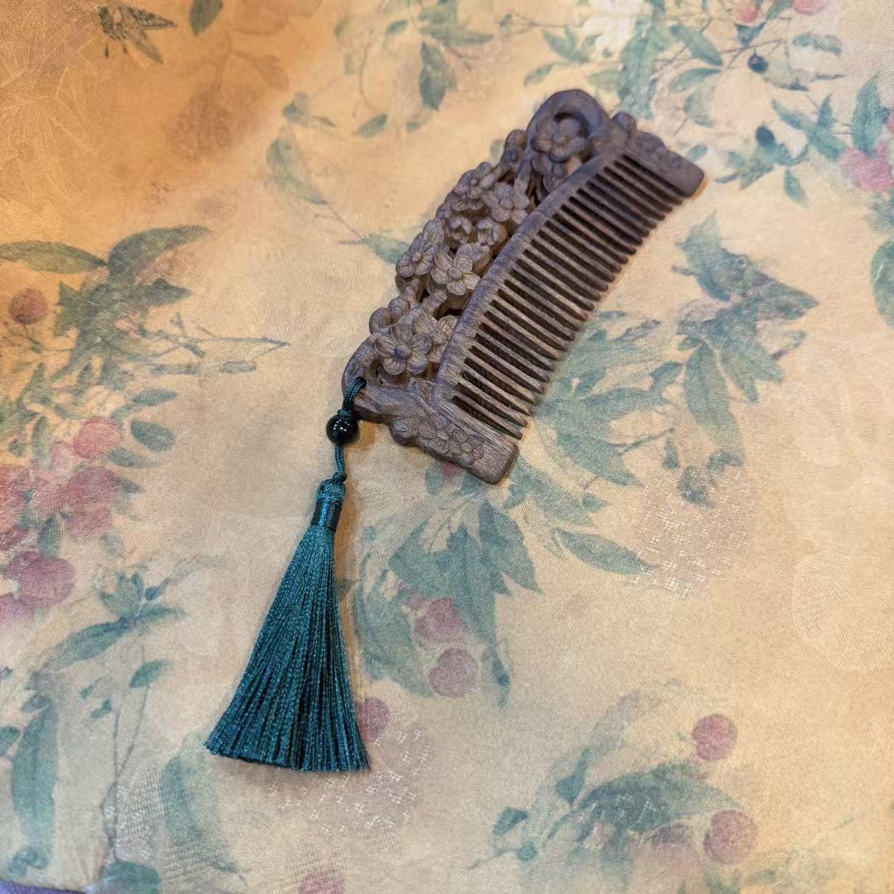 S1279-檀木雕花木梳配流苏