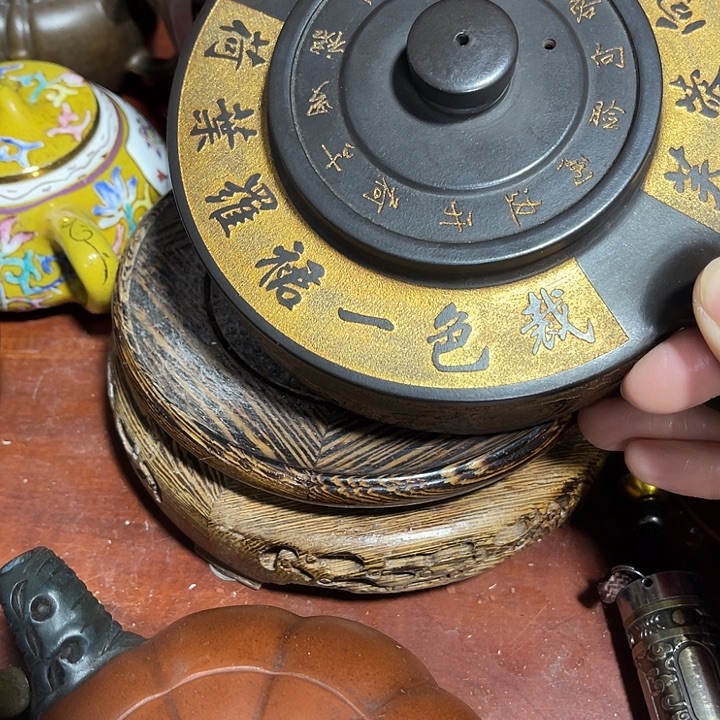 紫砂茶壶原矿泥料手工制作的一把紫砂壶。