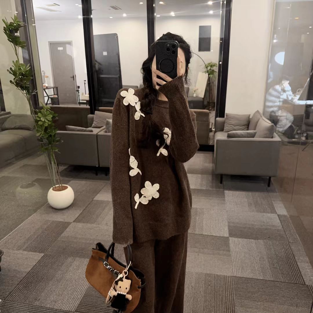 2026秋冬新款宽松显瘦休闲慵懒风绣花毛衣阔腿裤冬季套装女两件套