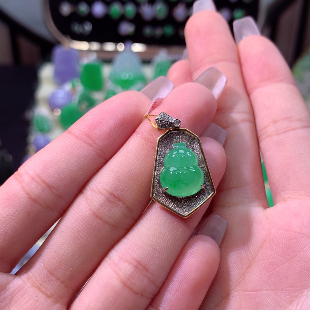 翡翠颈饰18K金镶嵌翡翠