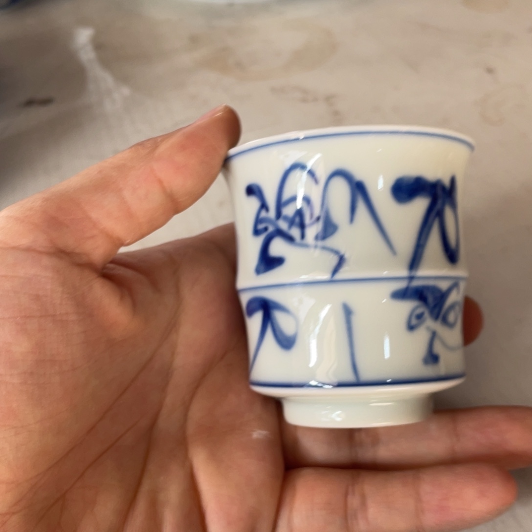 杯子痰盂内呈浅蓝色液体和红