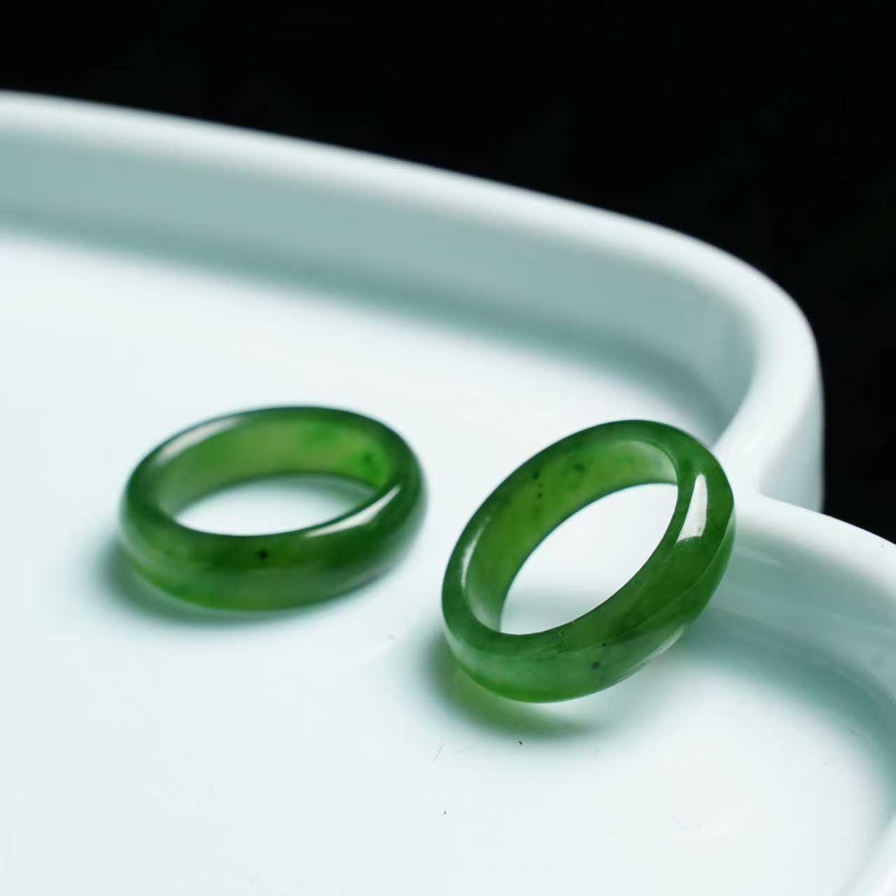 【木子和田玉】天然和田玉戒圈.俄罗斯碧玉冰底阳绿 样性发一