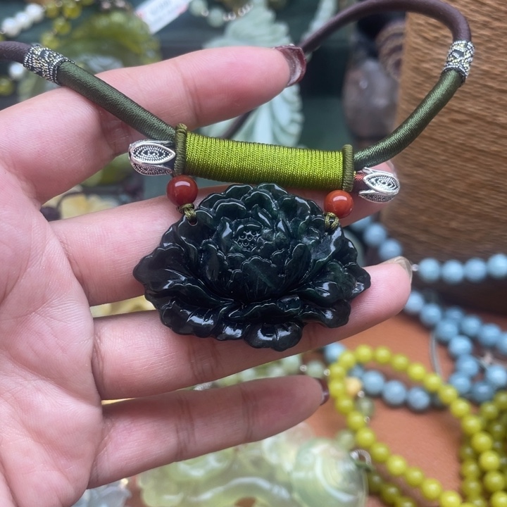 蛇纹石玉吊坠合金