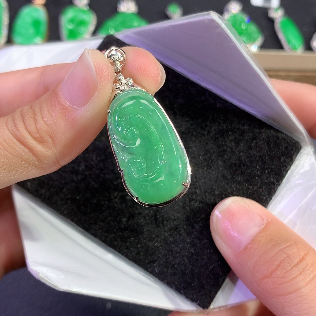 翡翠吊坠(赠链)18K金镶嵌