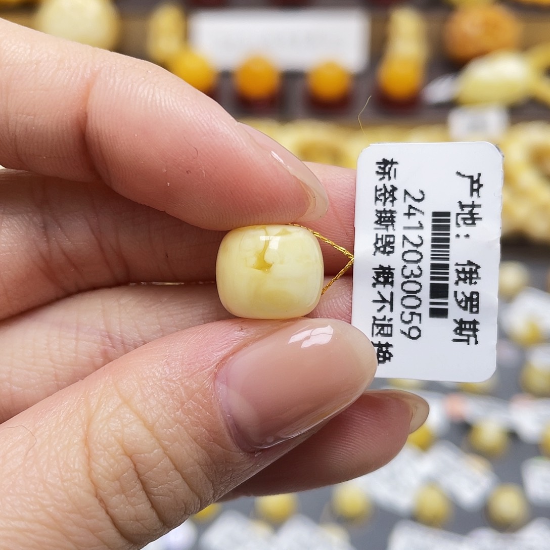 琥珀裸石未镶嵌蜜蜡老型11.5*9.9mm微瑕