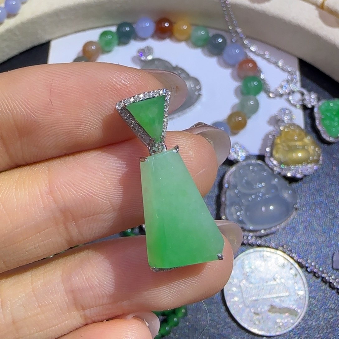 翡翠18K金镶嵌颈饰