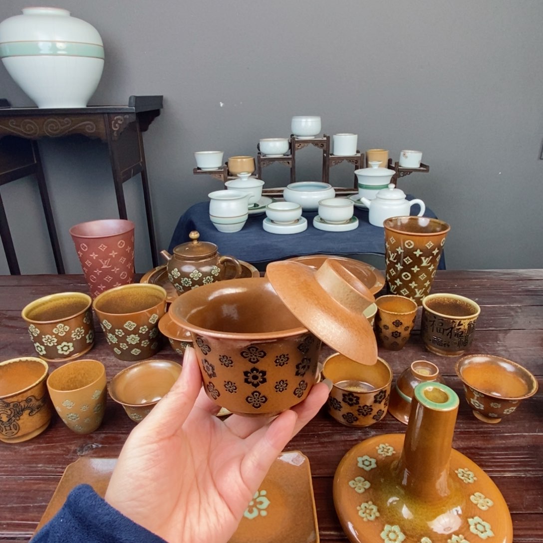 朱砂胎草木灰宝相花纹两才马蹄盖碗 悬停 