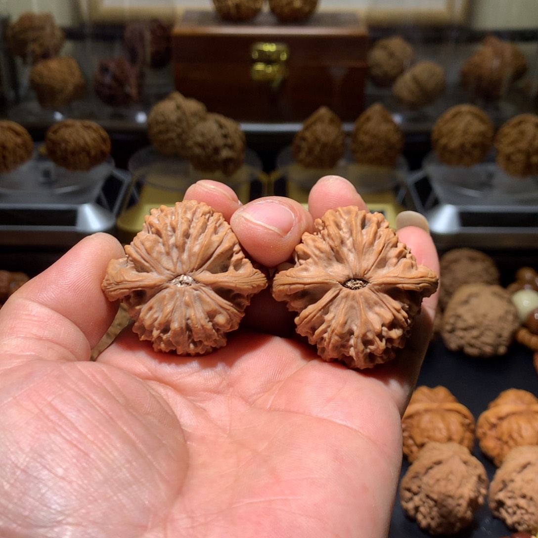 文玩核桃42.6球体南疆