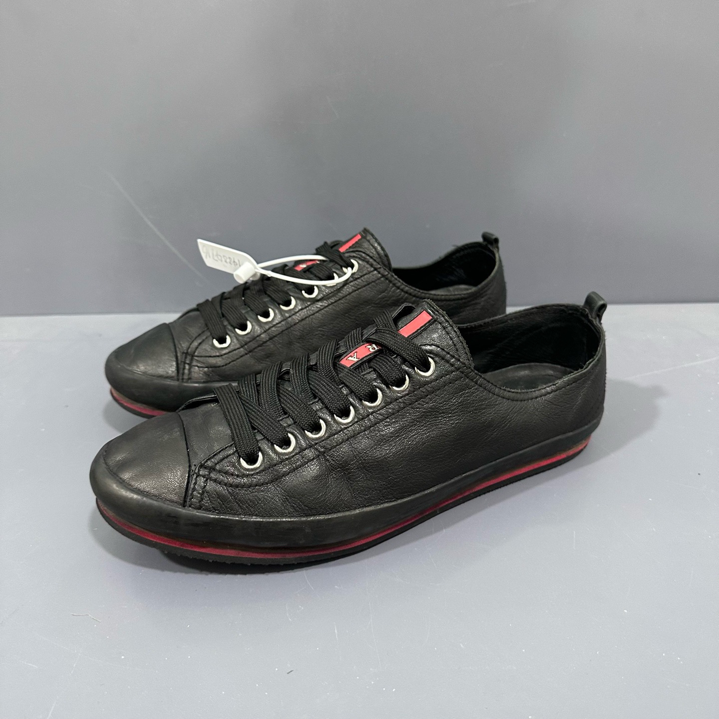 95新 Prada/普拉达 41码 prada黑 休闲鞋 磨损还可以 内长27