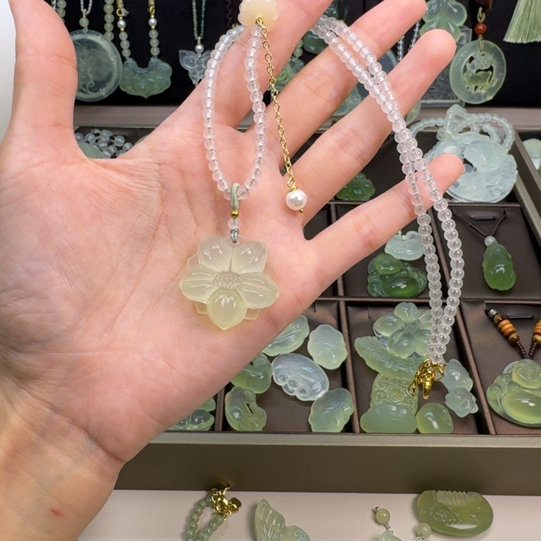 蛇纹石玉未镶嵌颈饰