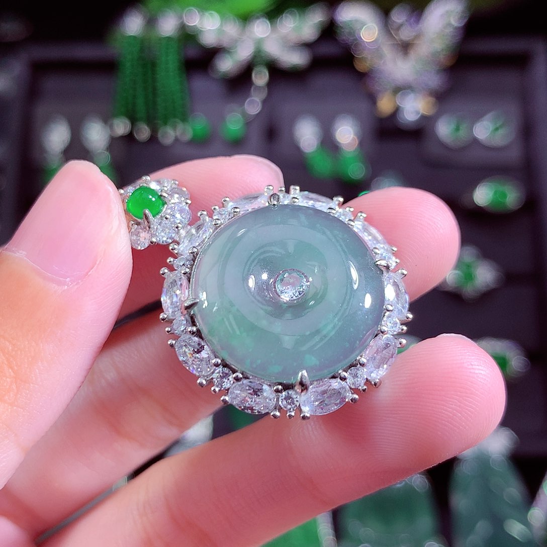 颈饰未镶嵌翡翠天然