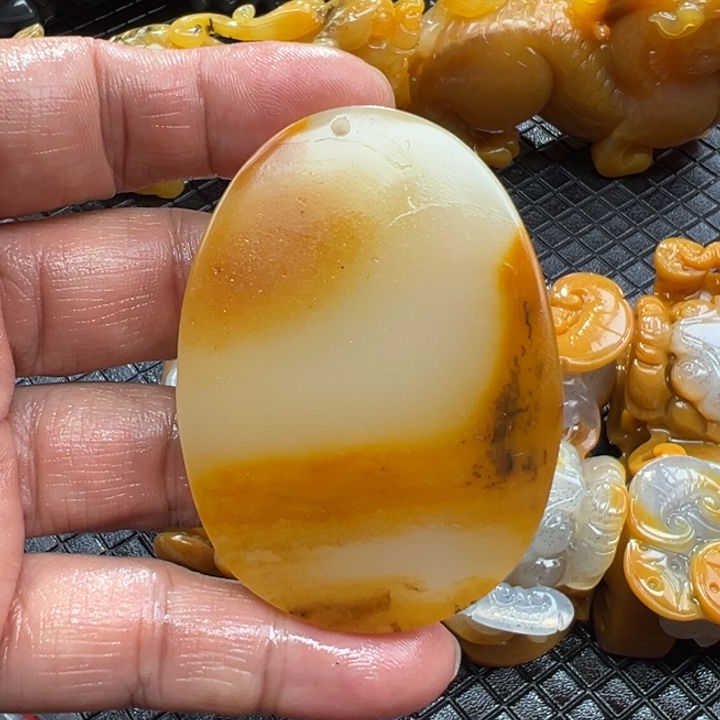 石英质玉（黄龙玉）颈饰合金