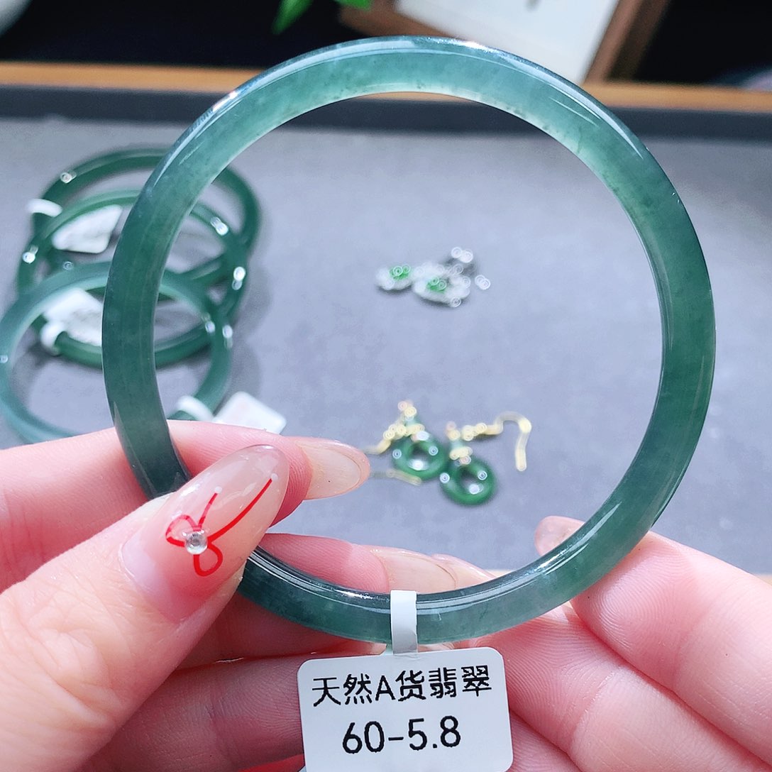 翡翠未镶嵌手镯（圆镯）