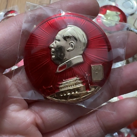 g***h其他普通金属圆形红色人物像章