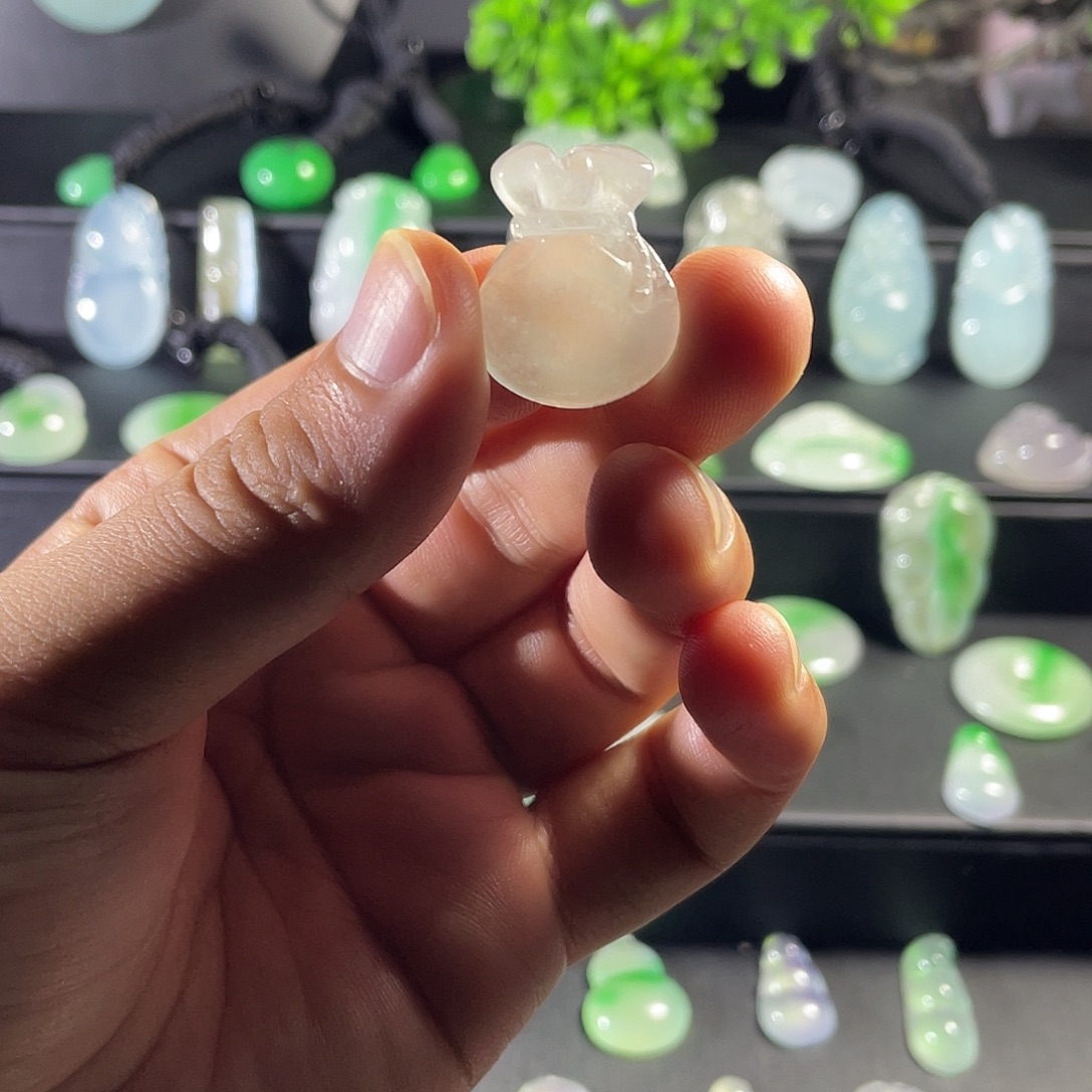 天然辰砂翡翠福袋