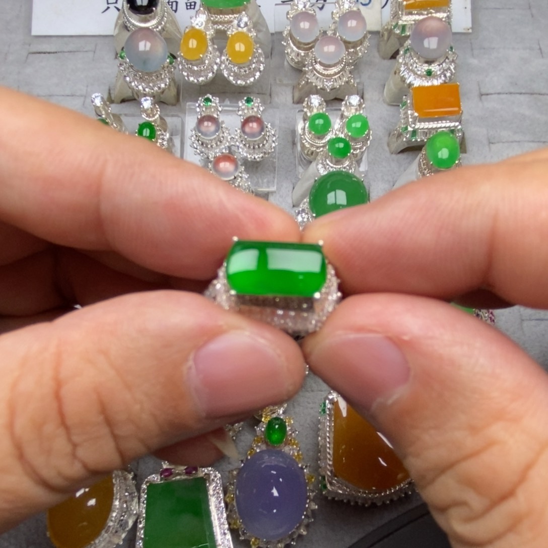 未镶嵌定制翡翠?阳绿