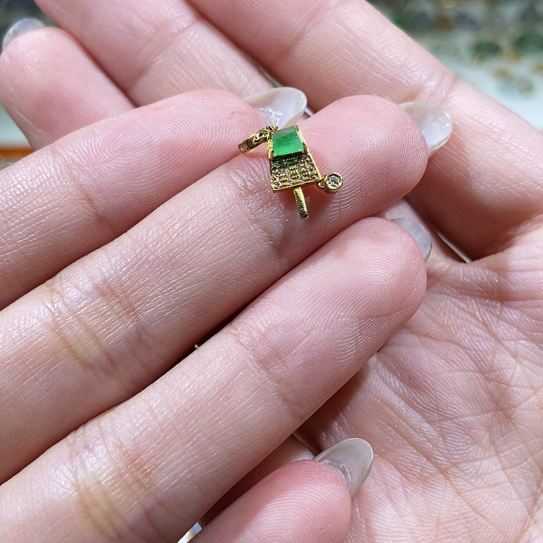 翡翠18K金镶嵌颈饰1111