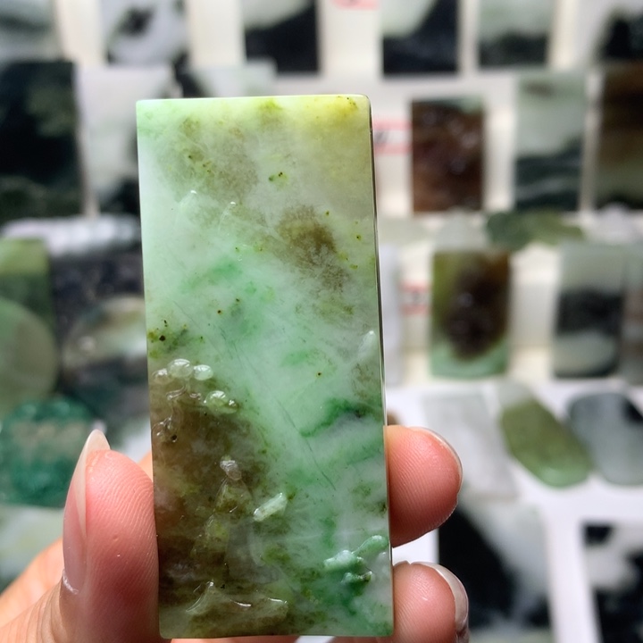双***虹独山玉未镶嵌颈饰